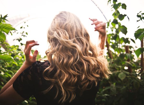 Näin vahvistat hiuksiasi luonnollisesti – 10 vinkkiä