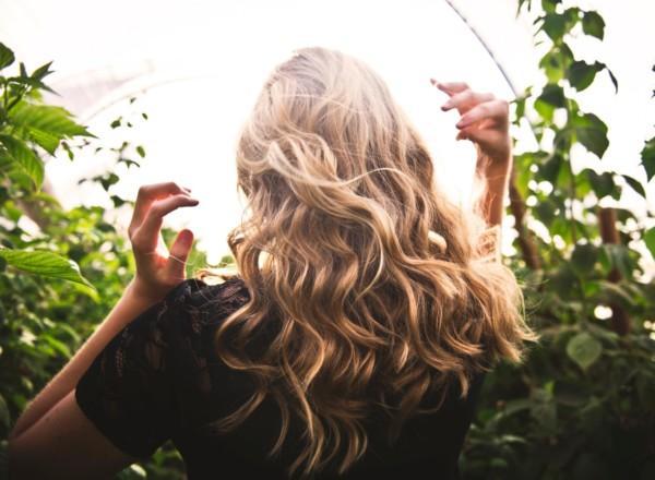 Näin vahvistat hiuksiasi luonnollisesti – 10 vinkkiä