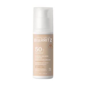 Laboratoires de Biarritz sävyttävä aurinkovoide SK50 antaa kasvoille kauniin sävyn ja luonnollisen suojan koko päiväksi!