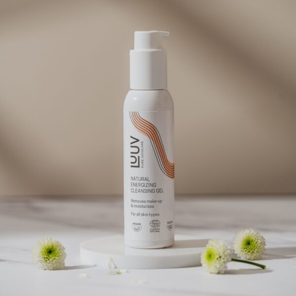 LUUV Energizing Cleansing geeli puhdistaa hellävaraisesti meikin, epäpuhtaudet ja ylimääräisen talin kasvoilta.