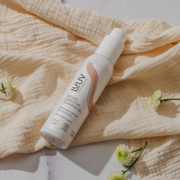LUUV Energizing Cleansing geeli puhdistaa hellävaraisesti meikin, epäpuhtaudet ja ylimääräisen talin kasvoilta.