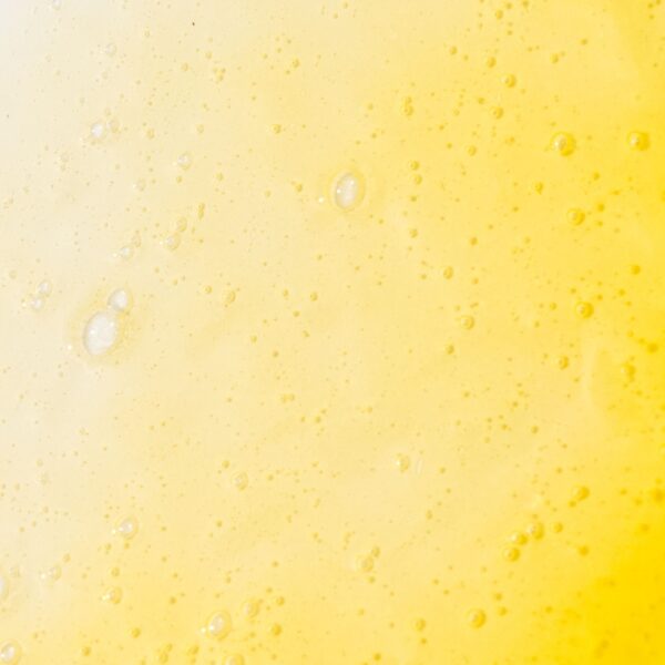 LUUV Energizing Cleansing geeli puhdistaa hellävaraisesti meikin, epäpuhtaudet ja ylimääräisen talin kasvoilta.