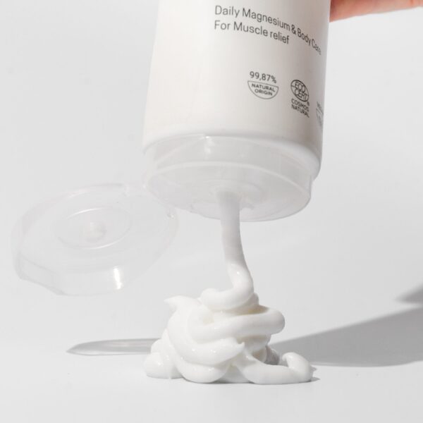 Ainutlaatuinen LUUV magnesiumvoide on COSMOS ECOCERT -sertifioitu, joten voit olla varma sen puhtaudesta. Magnesium imeytyy nopeasti ja tehokkaasti iholta.