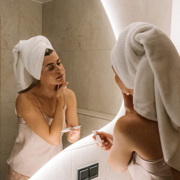 Luuv Self-Tanning Face Serum on tuoksuton itseruskettava seerumi, joka antaa kasvoillesi luonnollisen ja hehkuvan kauniin päivetyksen.