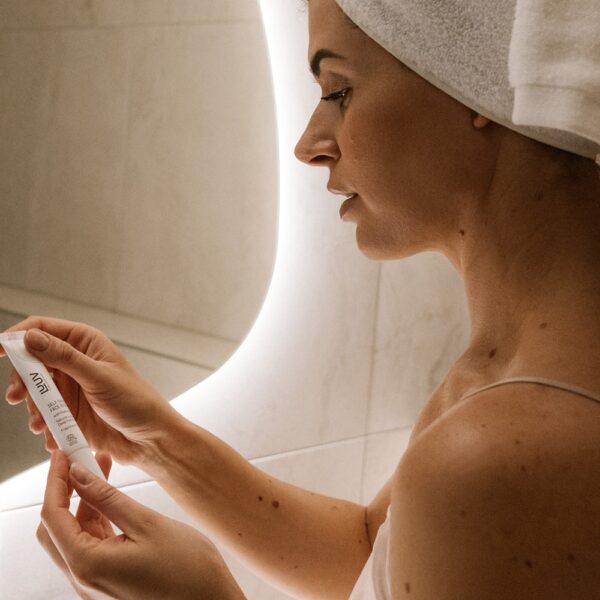 Luuv Self-Tanning Face Serum on tuoksuton itseruskettava seerumi, joka antaa kasvoillesi luonnollisen ja hehkuvan kauniin päivetyksen.