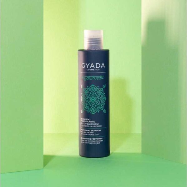 Vahvista ja elvytä hiuksesi Gyada Hyalurvedic vahvistavalla shampoolla! Tämä ayurvedinen shampoo sisältää sarviapilaa, macaa ja cassiaa.