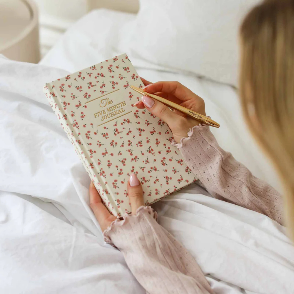 The Five Minute Journal kiitollisuuspäiväkirja ruusukuvioinnilla