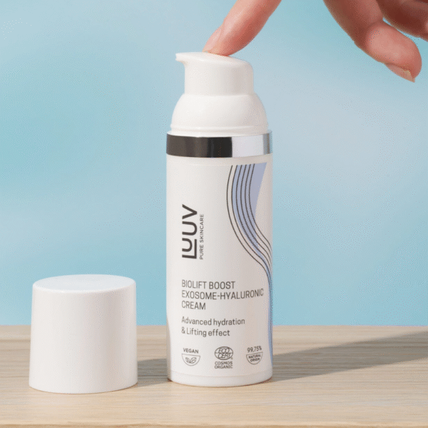 Luuv BioLift Exosome-Hyaluronic Cream on kiinteyttävä eksosomi- ja hyaluronihappovoide joka uudistaa ihoa solutasolla