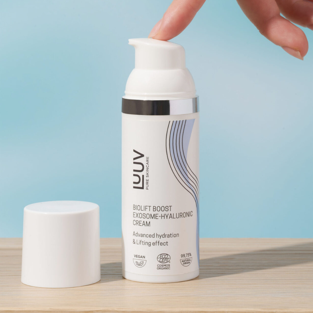 Luuv BioLift Exosome-Hyaluronic Cream on kiinteyttävä eksosomi- ja hyaluronihappovoide joka uudistaa ihoa solutasolla