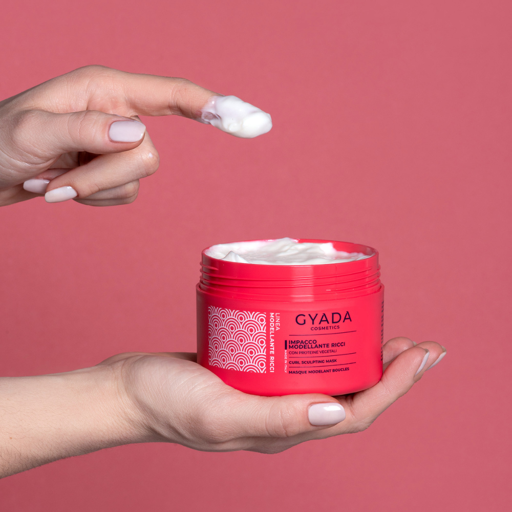 Gyada Cosmeticsin intensiivisesti korjaava hiusnaamio kiharille ja taipuisille hiuksille