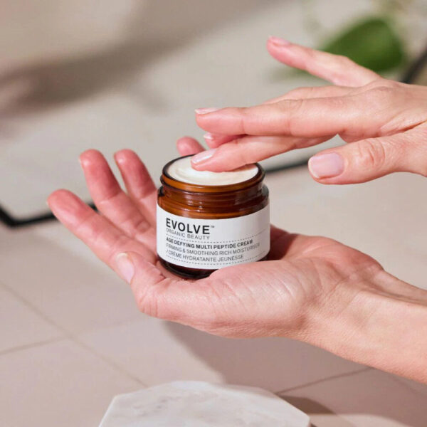 Evolve Age Defying Multi Peptide Cream on ylellisen täyteläinen, aikuiselle iholle suunniteltu voide, joka ravitsee, silottaa ja kiinteyttää ihoa.
