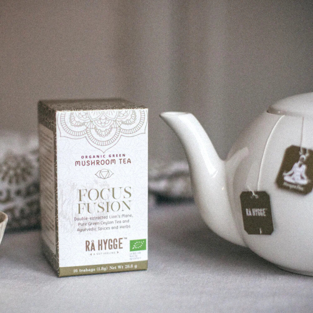 Rå Hyggen Focus-tee tukee keskittymistä. Sisältää vihreää teetä, Lion's mane -sieniuutetta, brahmia, gotu kolaa ja rosmariinia. Luomua.