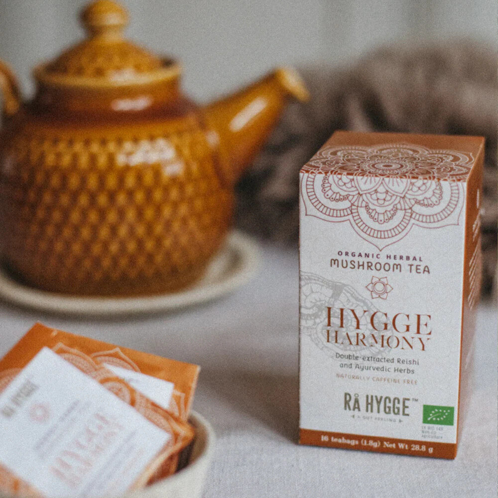 Rå Hyggen Harmony -tee auttaa rentoutumaan. Sisältää reishi-sieniuutetta, tulsia, kamomillaa ja sitruunamelissaa. Luomua.