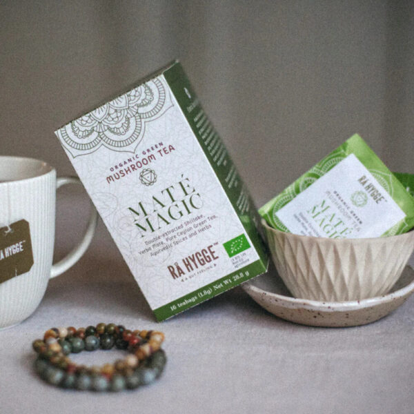 Rå Hyggen Maté Magic -tee tuo luonnollista energiaa ja piristystä. Sisältää yerba matéa, viherää teetä ja shiitake-sientä. Luomua.