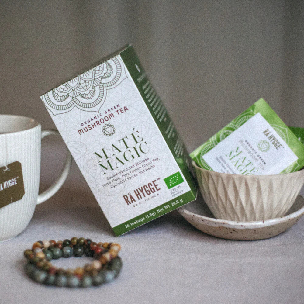 Rå Hyggen Maté Magic -tee tuo luonnollista energiaa ja piristystä. Sisältää yerba matéa, viherää teetä ja shiitake-sientä. Luomua.