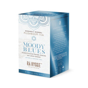 Rå Hyggen Moody Blues -tee kutsuu rentoutumaan. Sisältää maitake-sieniuutetta, kamomillaa, rosmariinia ja nokkosta. Luomua.