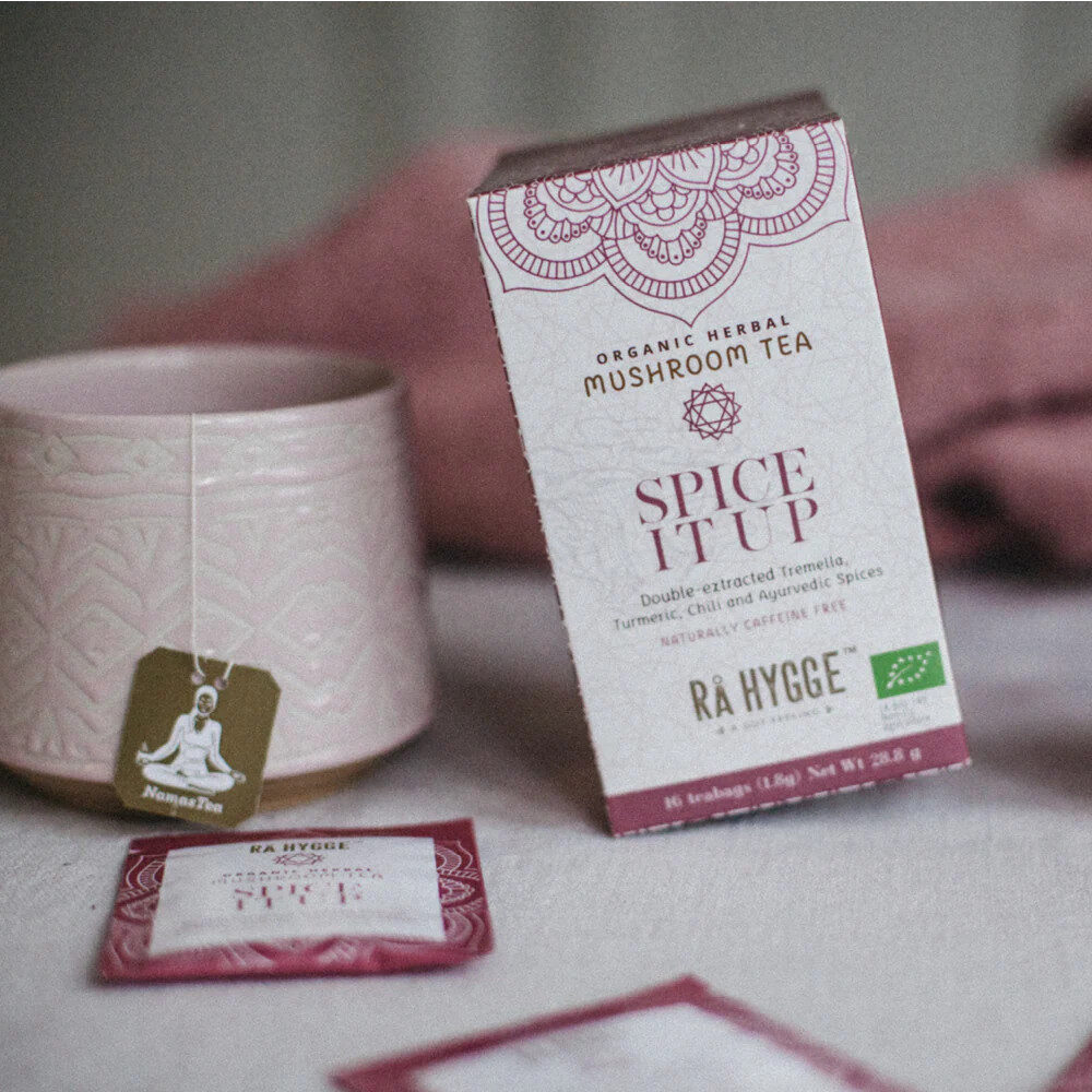 Rå Hyggen Spice It Up -tee on lämmittävän mausteinen tee-elämys. Sisältää Tremella -sieniuutetta ja ayurvedisia mausteita.