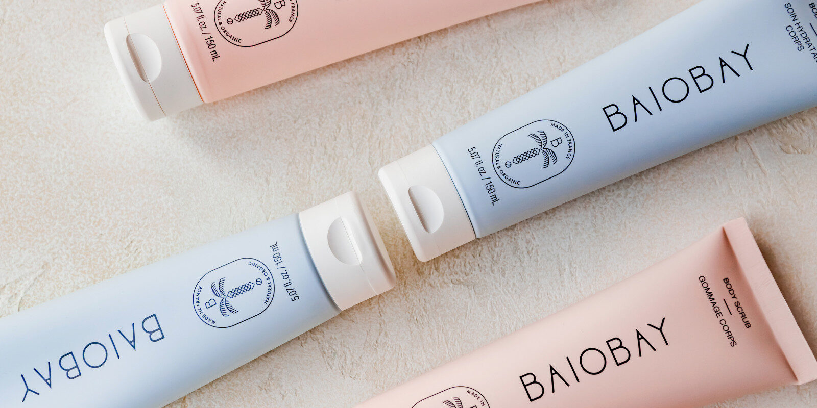 Spa-rituaalin tuotteet aseteltuna kylpyhuoneen tasolle.