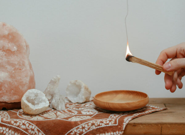 Uuden vuoden rituaali Palo Santolla – Puhdista energia ja kutsu hyvää elämää