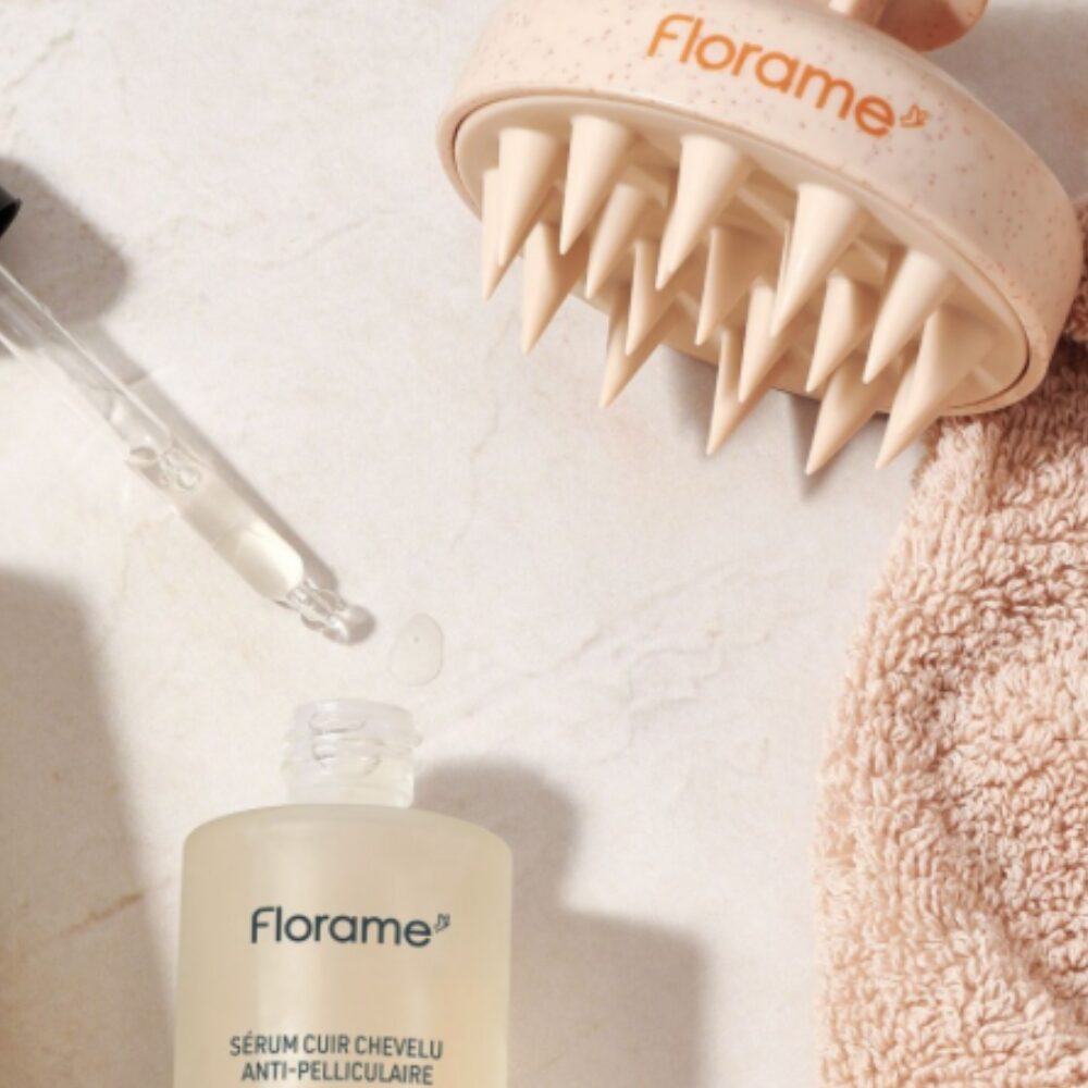 Florame hiuspohjan hierontaharja päänahan mikroverenkierron stimuloimiseen, hoitoon ja pesuun. Täydellinen lisä hiustenhoitorutiiniin!