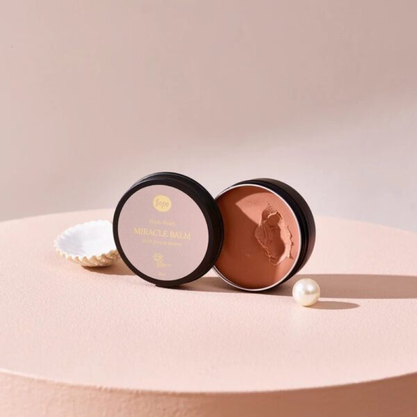 Sopo Miracle Balm on kevyesti sävyttävä luonnonkosmetiikan voide, joka tuo hehkua ja suojaa iholle