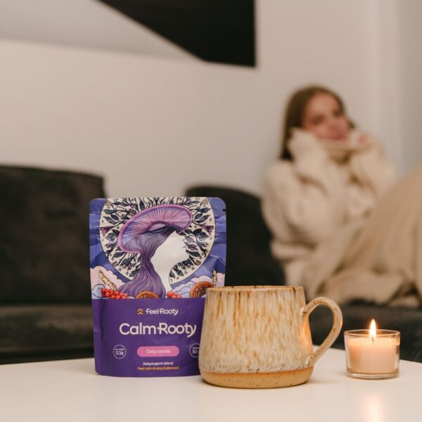 Raakakaakaon, yrttien ja funktionaalisten sienten lempeä liitto yhdessä kupissa! Calm Rooty on rauhoittumisen hetkiin suunniteltu täyteläinen superkaakao.