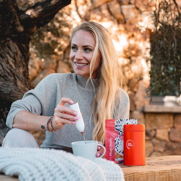 Raakakaakaon, sienten ja adaptogeenisten yrttien taika yhdessä kupissa! Magic Rooty on kanelilla maustettu, täyteläinen superkaakao. Vegaaninen.