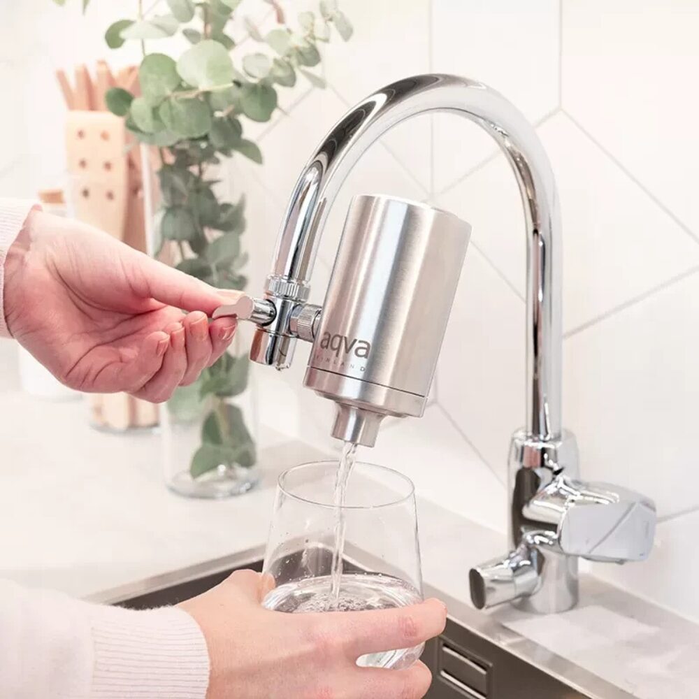 AQVA ULTRA 2 on ruostumattomasta teräksestä valmistettu, hanaan liitettävä juomaveden puhdistaja, joka sisältää AQVAn itse Suomessa kehittämän huipputehokkaan ultrasuodattimen.