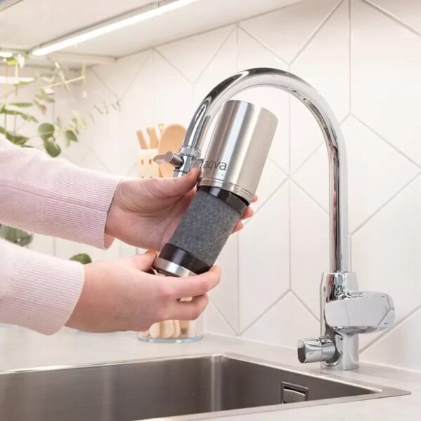 AQVA ULTRA 2 on ruostumattomasta teräksestä valmistettu, hanaan liitettävä juomaveden puhdistaja, joka sisältää AQVAn itse Suomessa kehittämän huipputehokkaan ultrasuodattimen.