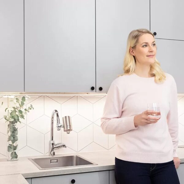 AQVA ULTRA 2 on ruostumattomasta teräksestä valmistettu, hanaan liitettävä juomaveden puhdistaja, joka sisältää AQVAn itse Suomessa kehittämän huipputehokkaan ultrasuodattimen.