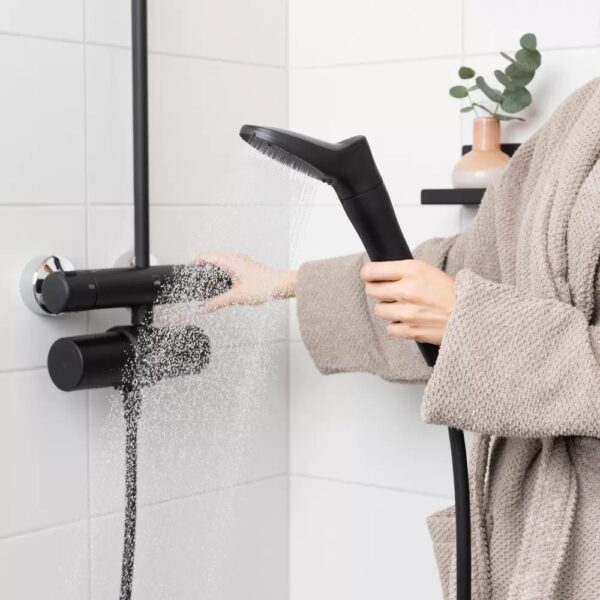 AQVA tehokas suihkupääsuodatin suodattaa pesuveden ihoa ja hiuksia helliväksi. Asennetaan suihkupään tilalle.