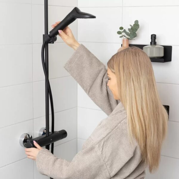 AQVA tehokas suihkupääsuodatin suodattaa pesuveden ihoa ja hiuksia helliväksi. Asennetaan suihkupään tilalle.