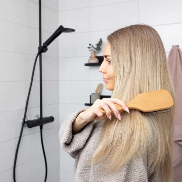 AQVA tehokas suihkupääsuodatin suodattaa pesuveden ihoa ja hiuksia helliväksi. Asennetaan suihkupään tilalle.