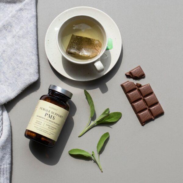 Nordbo Female Support PMS on kehitetty kuukautiskierron aikaiseen hyvinvointiin. Sisältää 10 aktiivista ainesosaa, kuten sahramia, salviaa ja puna-apilaa.