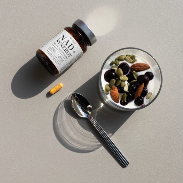 Terveen ikääntymisen tueksi! Nordbo NAD+ Synergy on yli 35-vuotiaille kehitetty synerginen ravintolisä, joka sisältää biologisesti aktiivista niasiinia, ubikinonia, B12-vitamiinia ja resveratrolia.