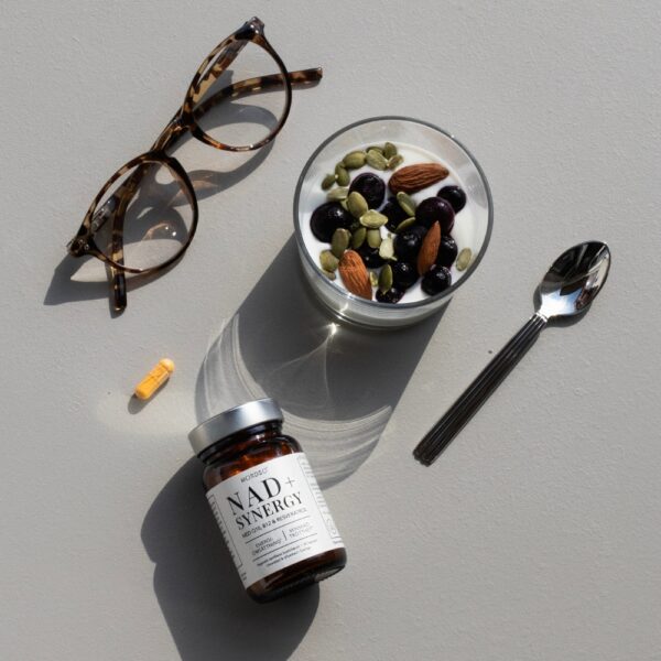 Terveen ikääntymisen tueksi! Nordbo NAD+ Synergy on yli 35-vuotiaille kehitetty synerginen ravintolisä, joka sisältää biologisesti aktiivista niasiinia, ubikinonia, B12-vitamiinia ja resveratrolia.