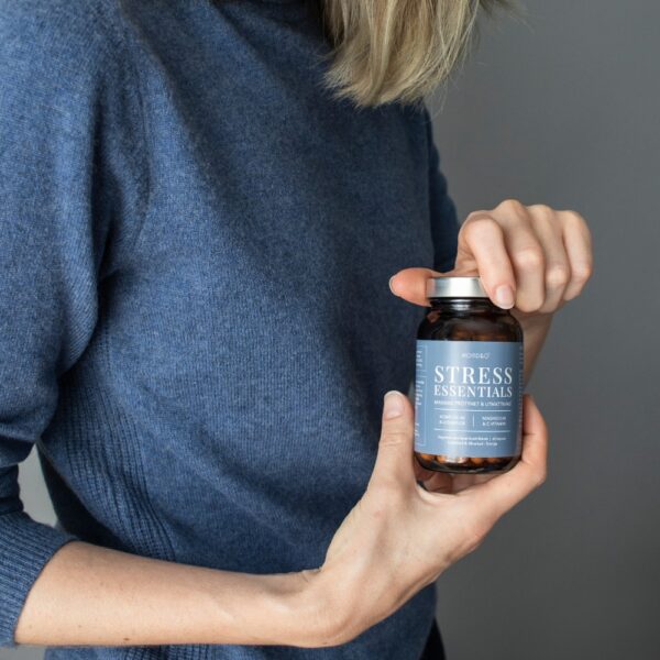 Nordbo Stress Essentials yhdistää B-vitamiinikompleksin, happoneutraalin C-vitamiinin sekä magnesiumbisglysinaatin.