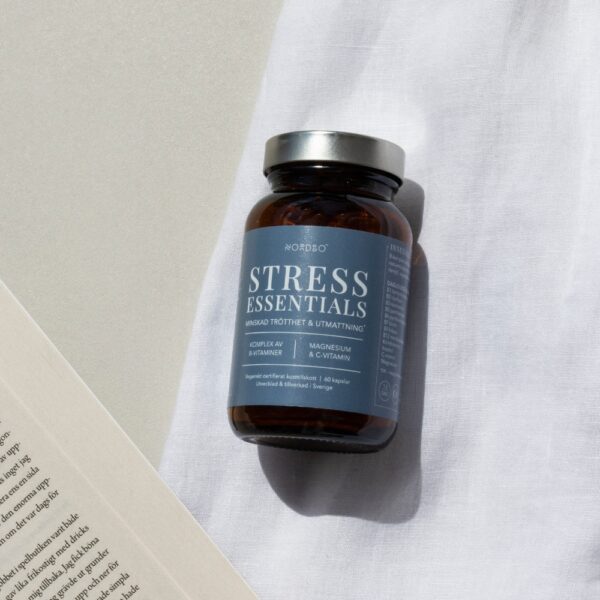 Nordbo Stress Essentials yhdistää B-vitamiinikompleksin, happoneutraalin C-vitamiinin sekä magnesiumbisglysinaatin.