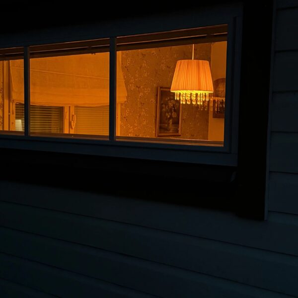 Aurinko luonnonvalopolttimessa on kolme valotilaa: kirkas päivänvalo, lempeä iltavalo ja täysin sinivaloton yövalo. Ei vilkkumista tai EMF-kuormitusta.