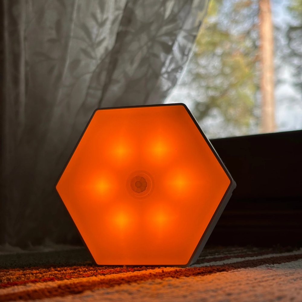 Hehku on sinivaloton kulkuvalo. Lämmin oranssi valo ei häiritse unirytmiä tai melatoniinin tuotantoa.