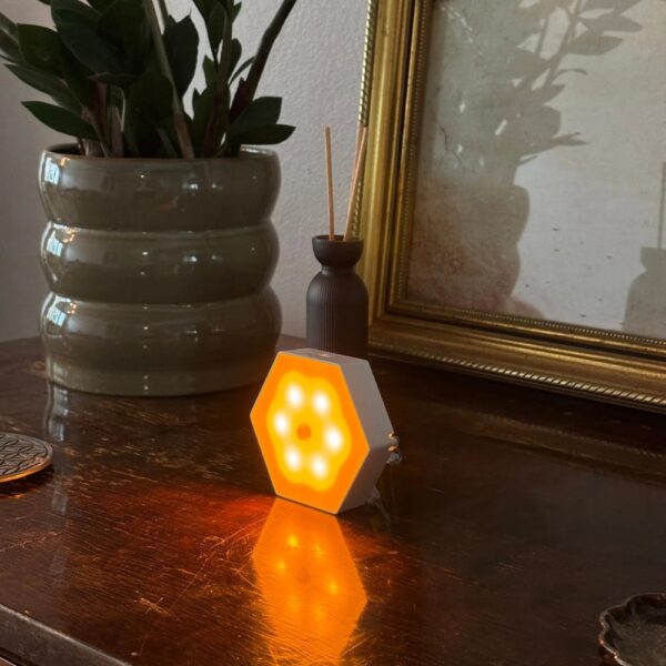 Hehku on sinivaloton kulkuvalo. Lämmin oranssi valo ei häiritse unirytmiä tai melatoniinin tuotantoa.