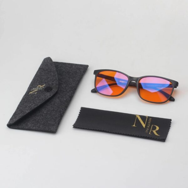 Tyylikkäät Kajo iltalasit suodattavat keinotekoista sinivaloa ja tukevat rauhallista iltarutiinia. Kevyt TR-90-kehys ja laadukas CR-39-linssi.