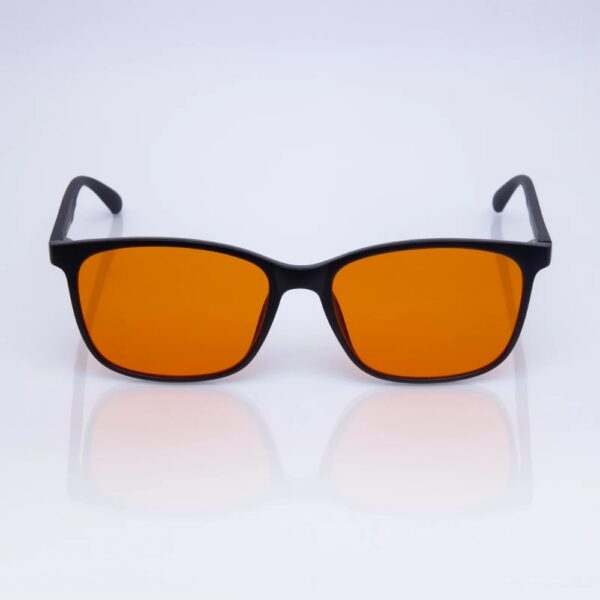 Tyylikkäät Kajo iltalasit suodattavat keinotekoista sinivaloa ja tukevat rauhallista iltarutiinia. Kevyt TR-90-kehys ja laadukas CR-39-linssi.