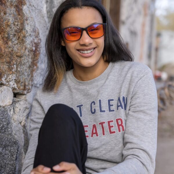 Tyylikkäät Kajo iltalasit suodattavat keinotekoista sinivaloa ja tukevat rauhallista iltarutiinia. Kevyt TR-90-kehys ja laadukas CR-39-linssi.