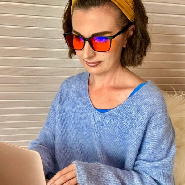 Tyylikkäät Kajo iltalasit suodattavat keinotekoista sinivaloa ja tukevat rauhallista iltarutiinia. Kevyt TR-90-kehys ja laadukas CR-39-linssi.