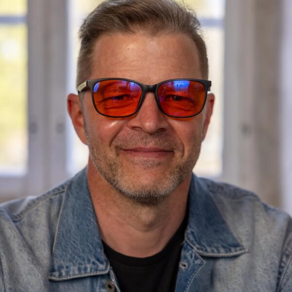 Tyylikkäät Kajo iltalasit suodattavat keinotekoista sinivaloa ja tukevat rauhallista iltarutiinia. Kevyt TR-90-kehys ja laadukas CR-39-linssi.