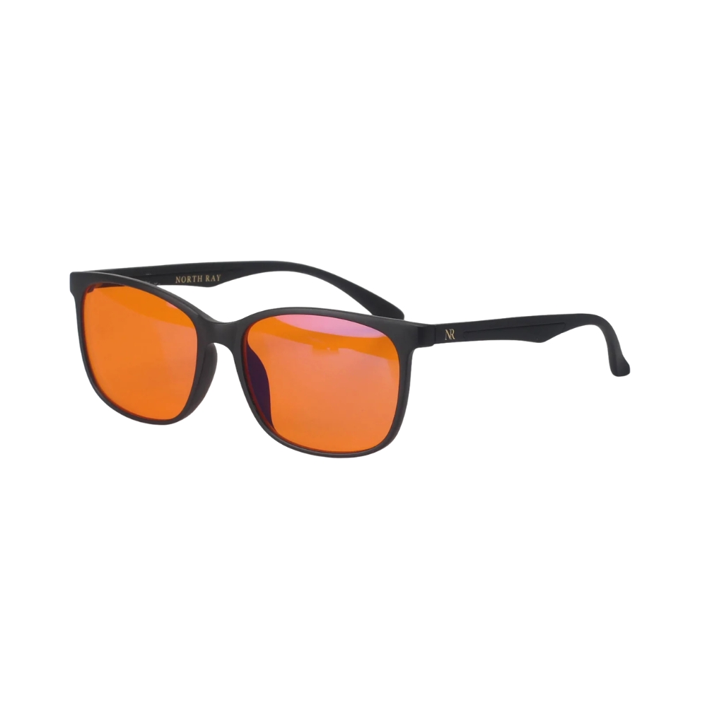 Tyylikkäät Kajo iltalasit suodattavat keinotekoista sinivaloa ja tukevat rauhallista iltarutiinia. Kevyt TR-90-kehys ja laadukas CR-39-linssi.