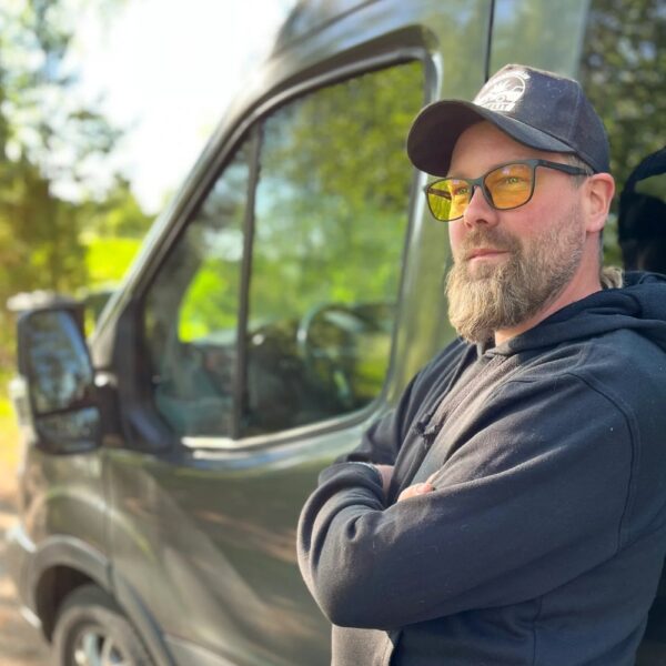 Tyylikkäät Kajo päivälasit suodattavat keinotekoista sinivaloa ja voivat ehkäistä silmien rasitusta. Kevyt TR-90-kehys ja laadukas CR-39-linssi.