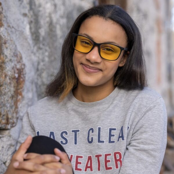 Tyylikkäät Kajo päivälasit suodattavat keinotekoista sinivaloa ja voivat ehkäistä silmien rasitusta. Kevyt TR-90-kehys ja laadukas CR-39-linssi.