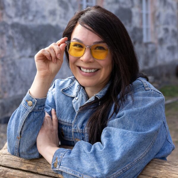 North Ray Kide päivälasit suodattavat keinotekoista sinivaloa ja lisäävät katselumukavuutta ruudulla. Klassinen kirkas kehys metalliyksityiskohdilla.